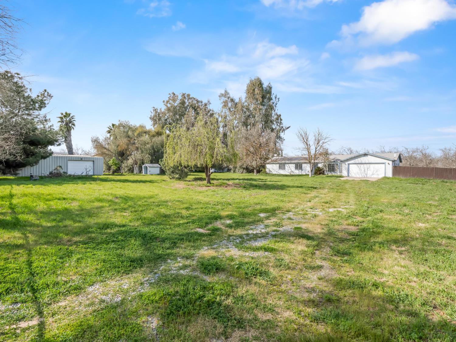 8552 Cairo Ave, Laton, CA 93242