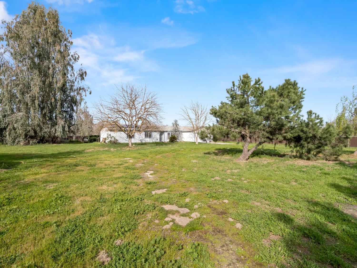 8552 Cairo Ave, Laton, CA 93242