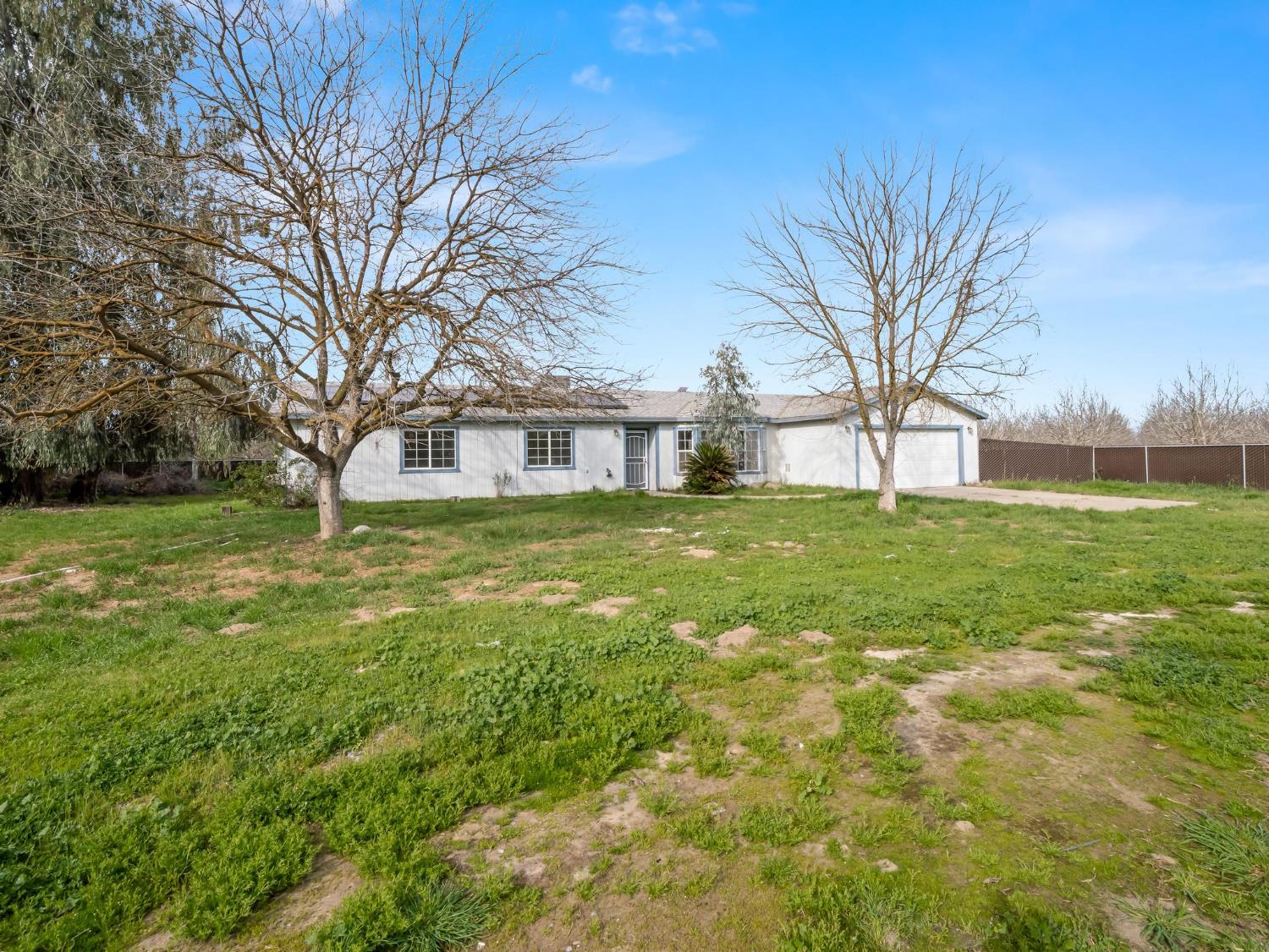 8552 Cairo Ave, Laton, CA 93242
