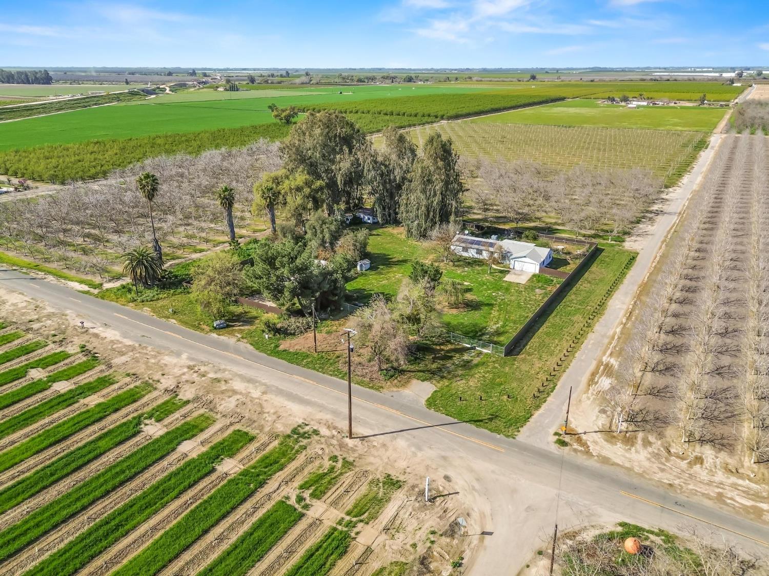 8552 Cairo Ave, Laton, CA 93242