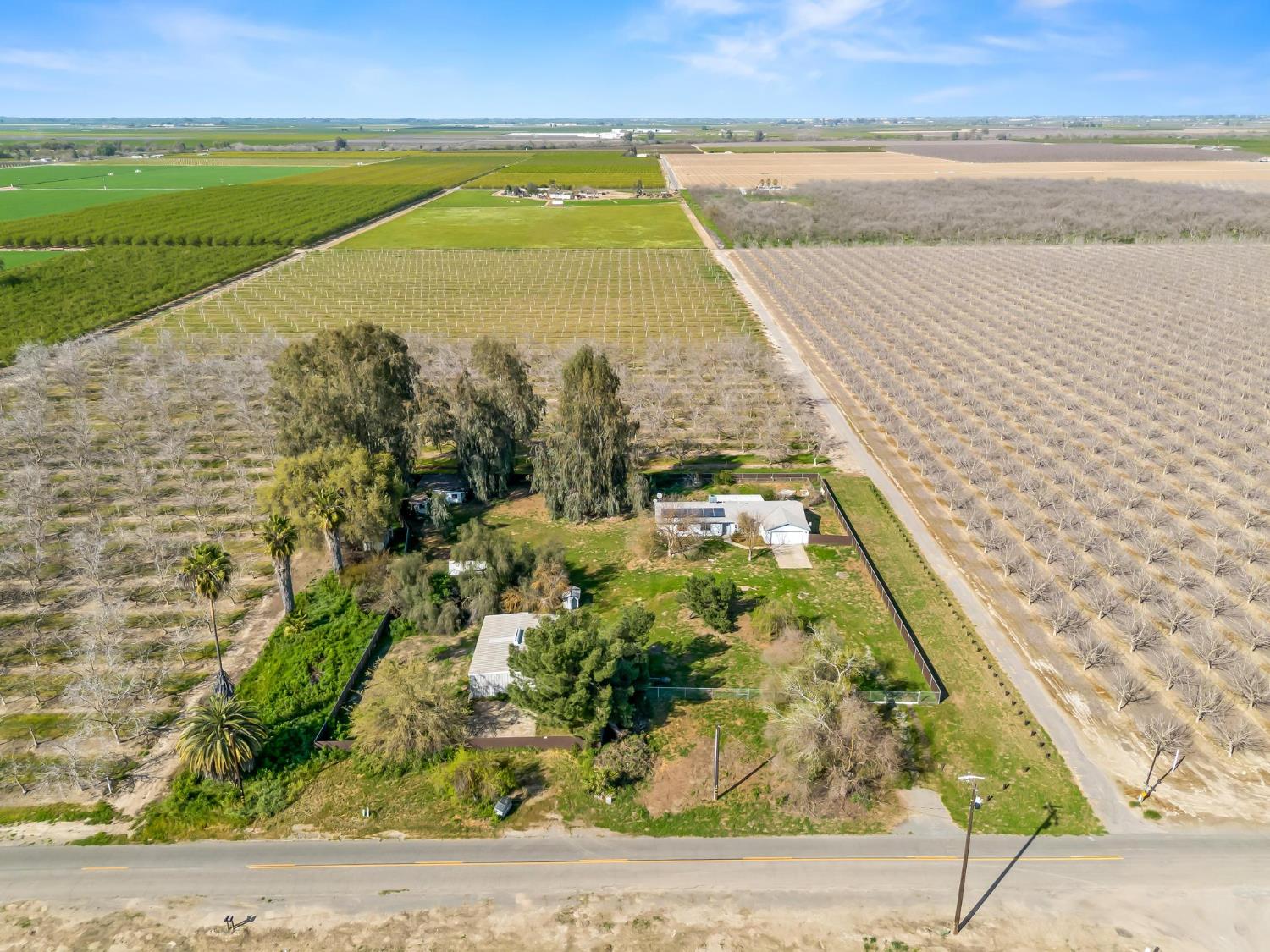 8552 Cairo Ave, Laton, CA 93242