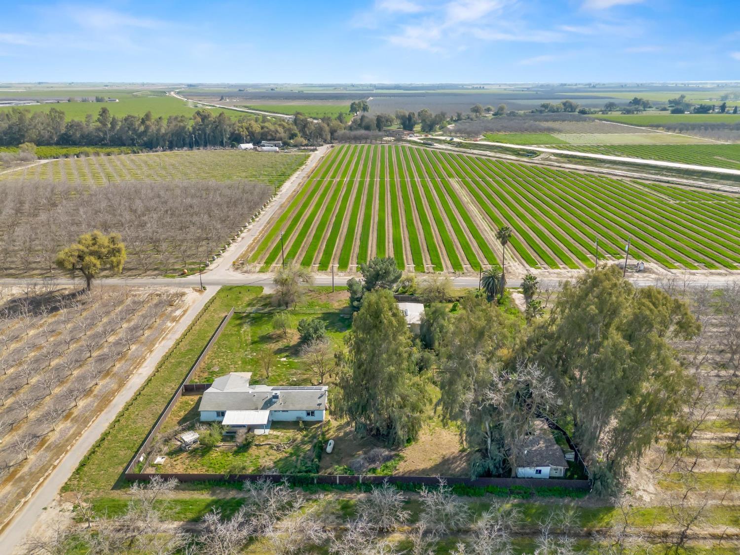 8552 Cairo Ave, Laton, CA 93242