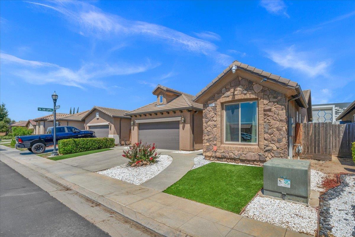 2481 S Via Versilia Dr, Fresno, CA 93727