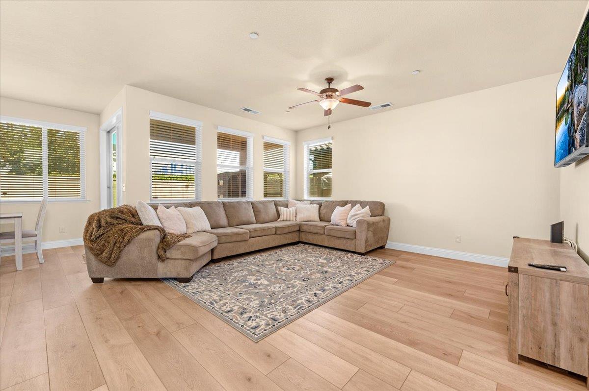 2481 S Via Versilia Dr, Fresno, CA 93727