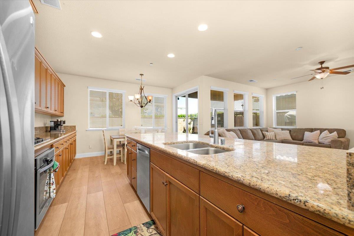 2481 S Via Versilia Dr, Fresno, CA 93727