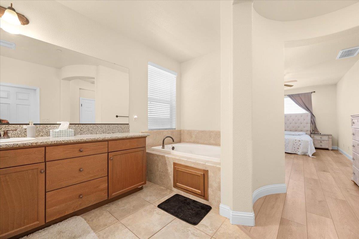 2481 S Via Versilia Dr, Fresno, CA 93727