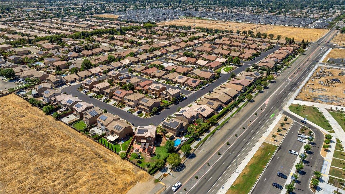 2481 S Via Versilia Dr, Fresno, CA 93727