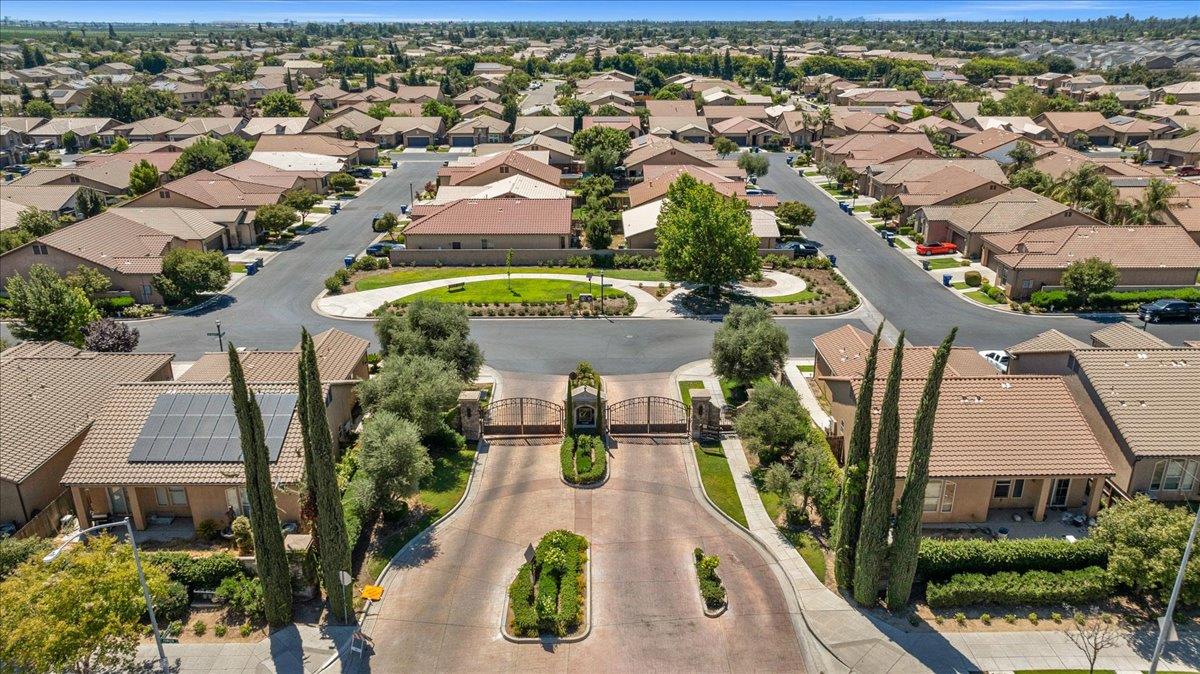 2481 S Via Versilia Dr, Fresno, CA 93727