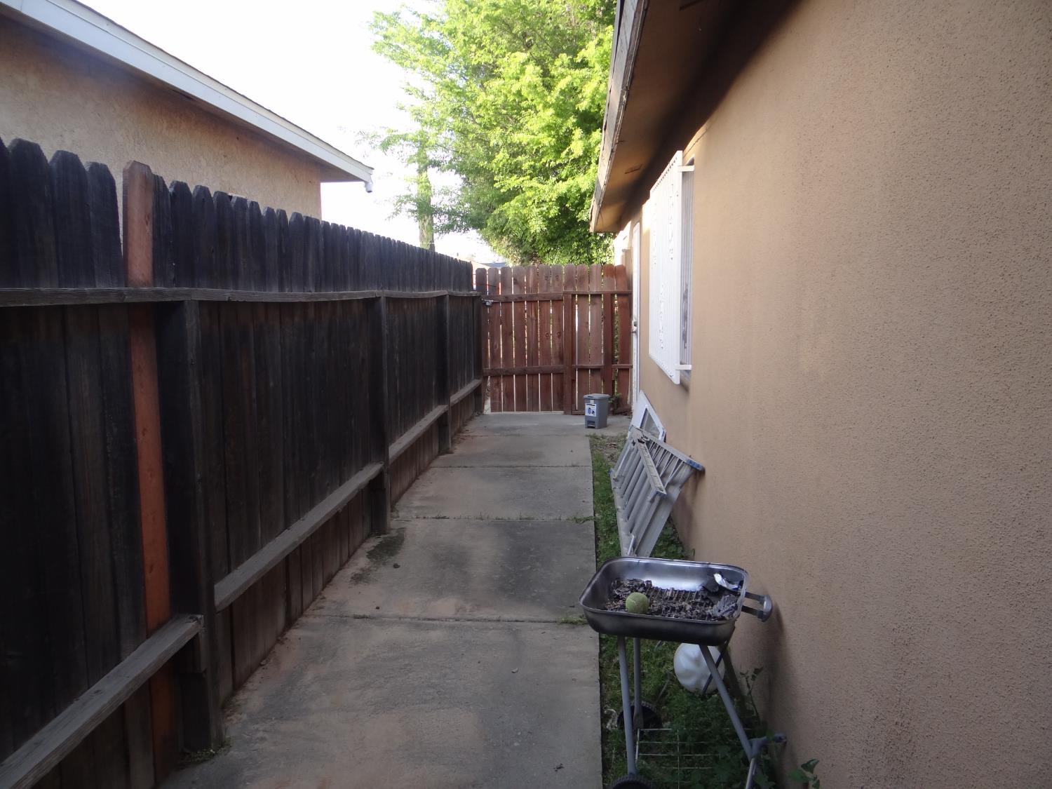 4445 N Emerson Ave, Fresno, CA 93705