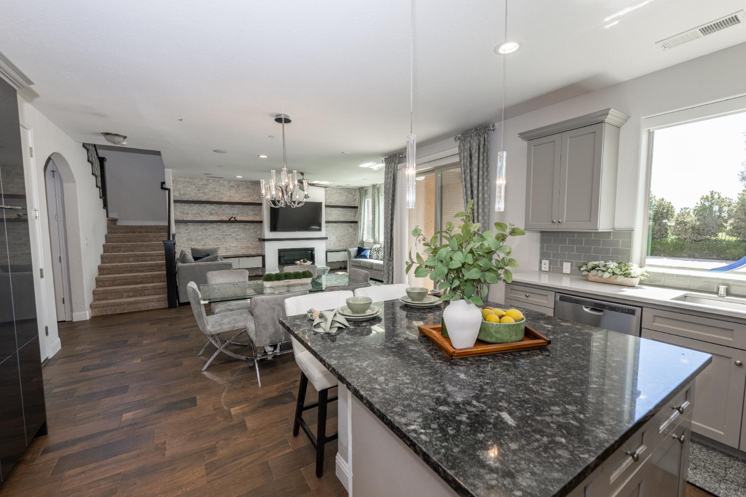 1645 E Benvenuto Dr, Fresno, CA 93730