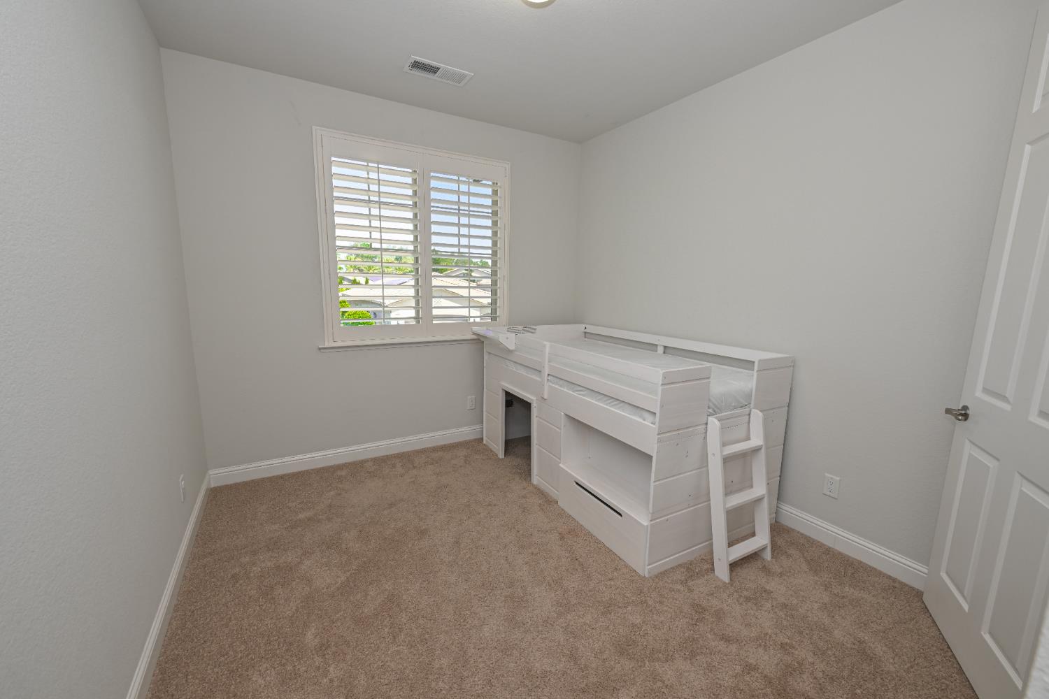 1645 E Benvenuto Dr, Fresno, CA 93730