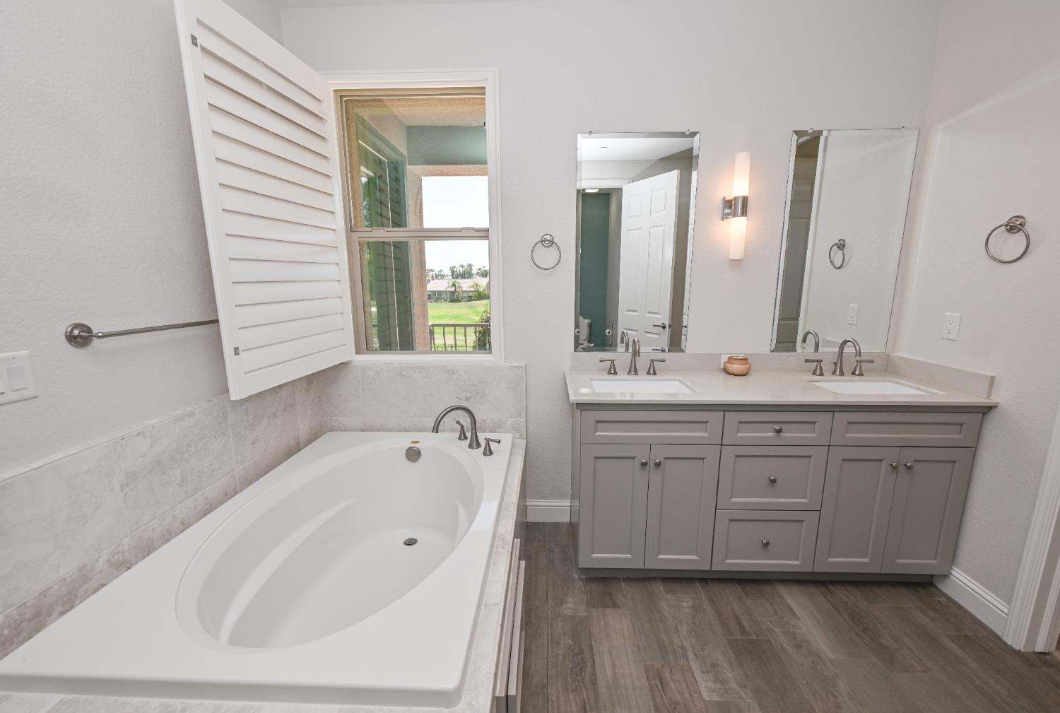 1645 E Benvenuto Dr, Fresno, CA 93730