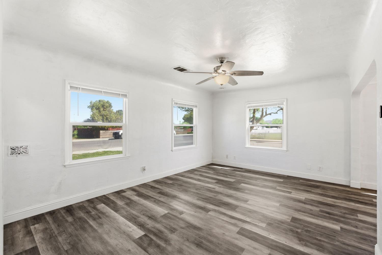 133 Oleander Ave, Lemoore, CA 93245