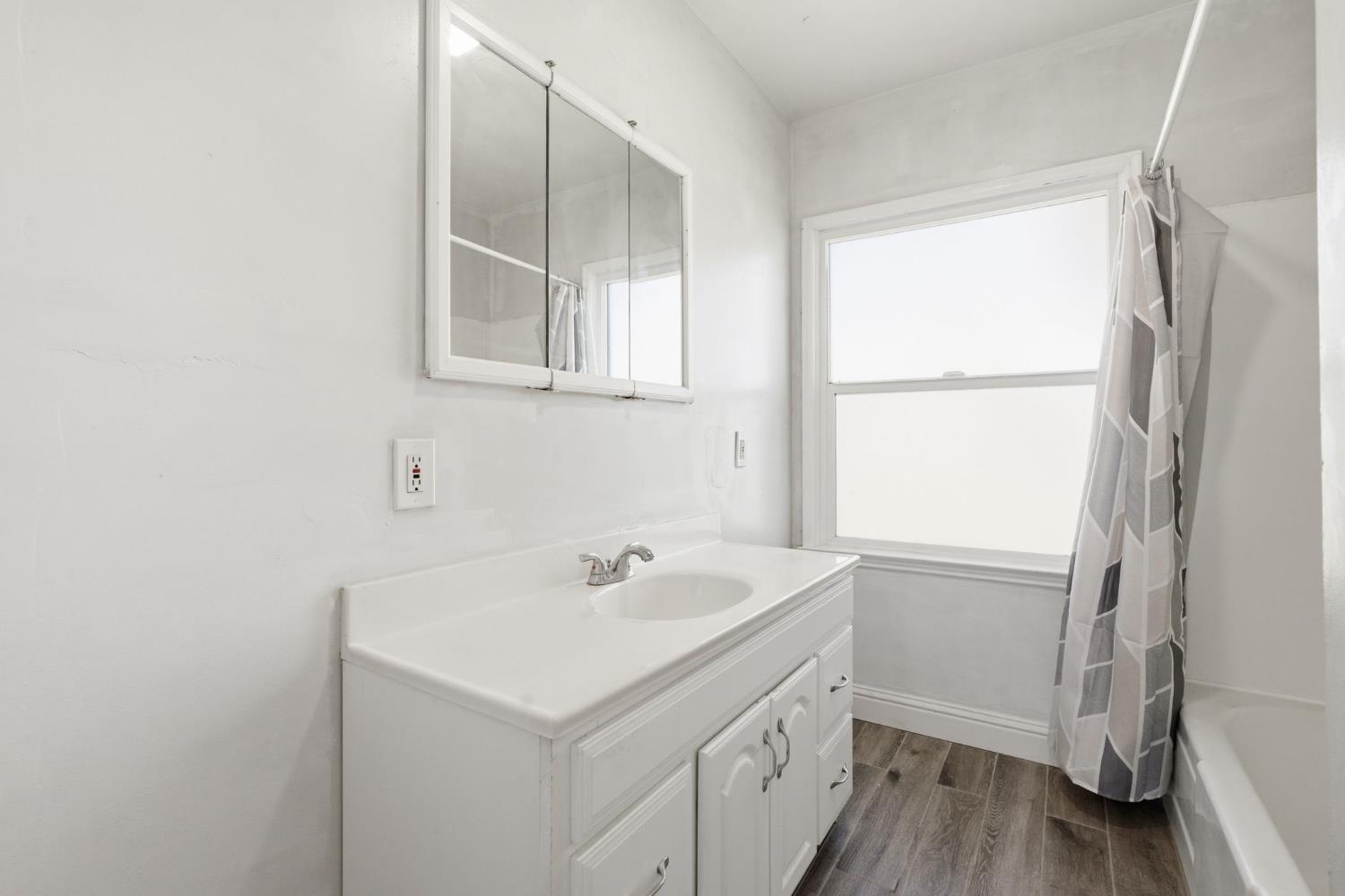 133 Oleander Ave, Lemoore, CA 93245