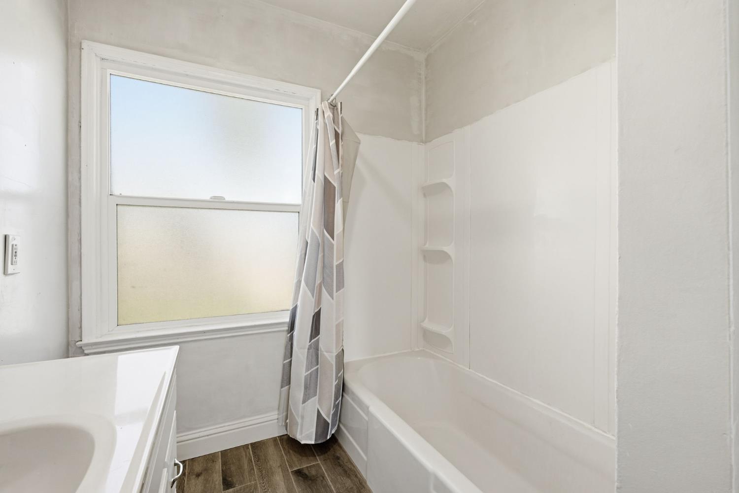 133 Oleander Ave, Lemoore, CA 93245