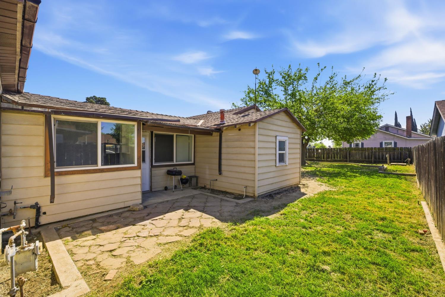 133 Oleander Ave, Lemoore, CA 93245