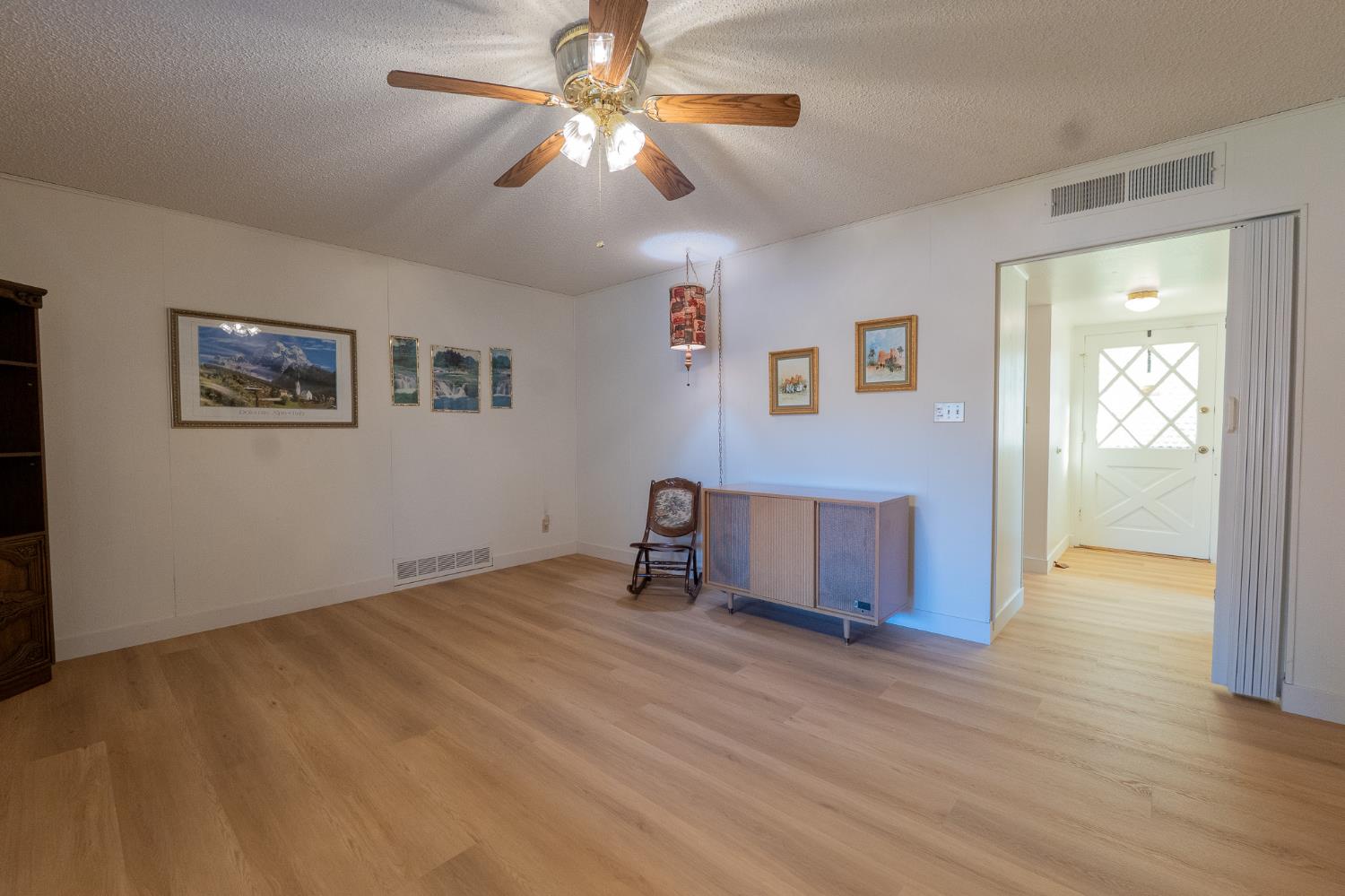 3263 E Rialto Ave, Fresno, CA 93726