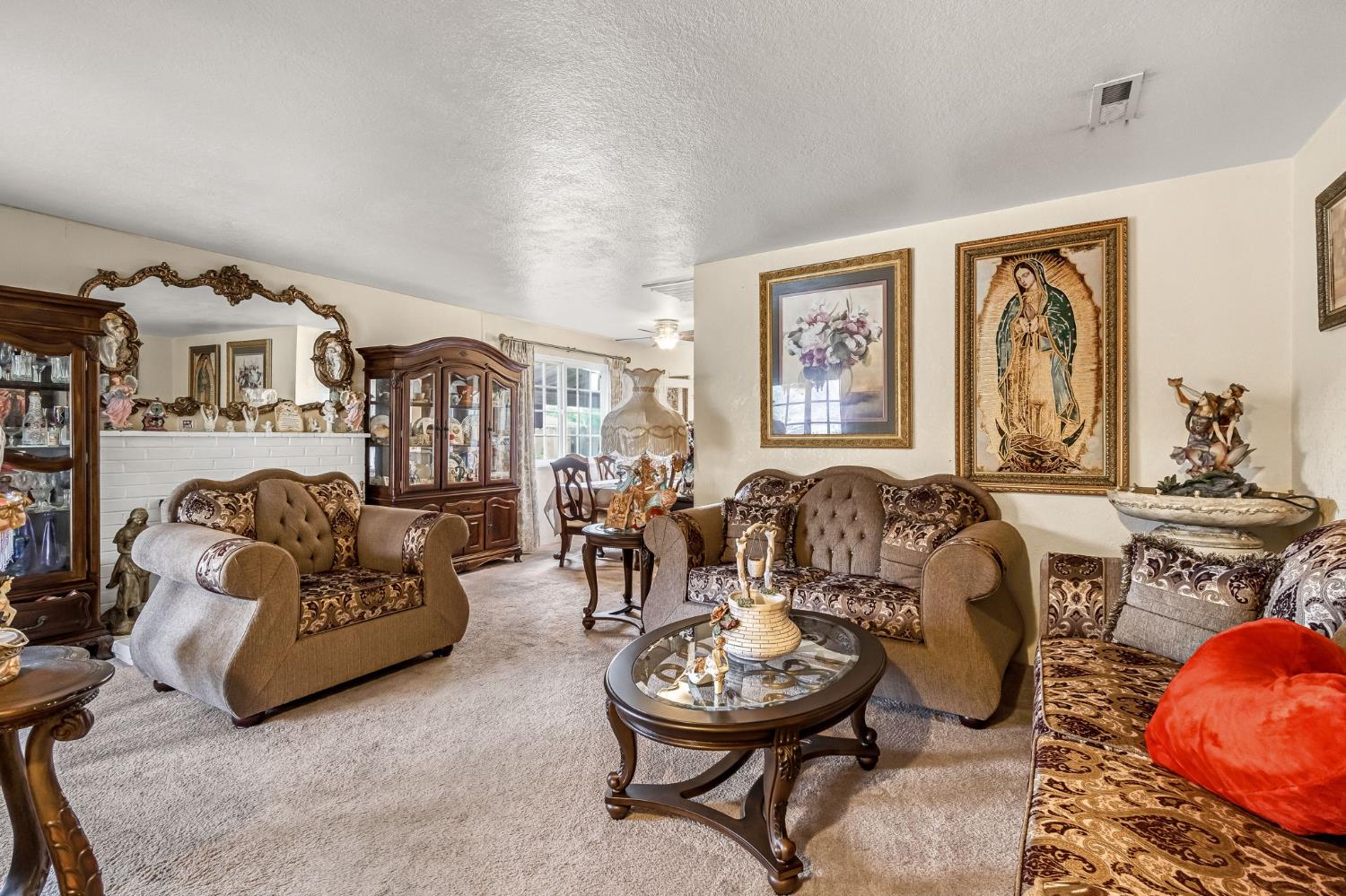 907 S Rogers Ln, Fresno, CA 93727