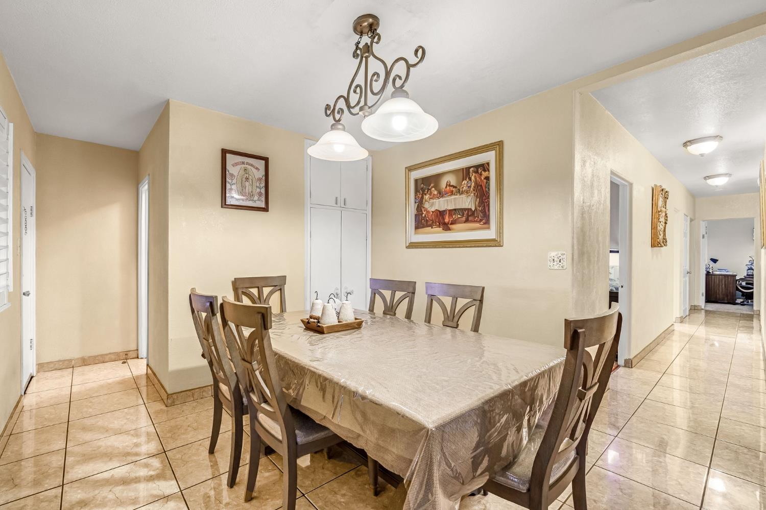 907 S Rogers Ln, Fresno, CA 93727