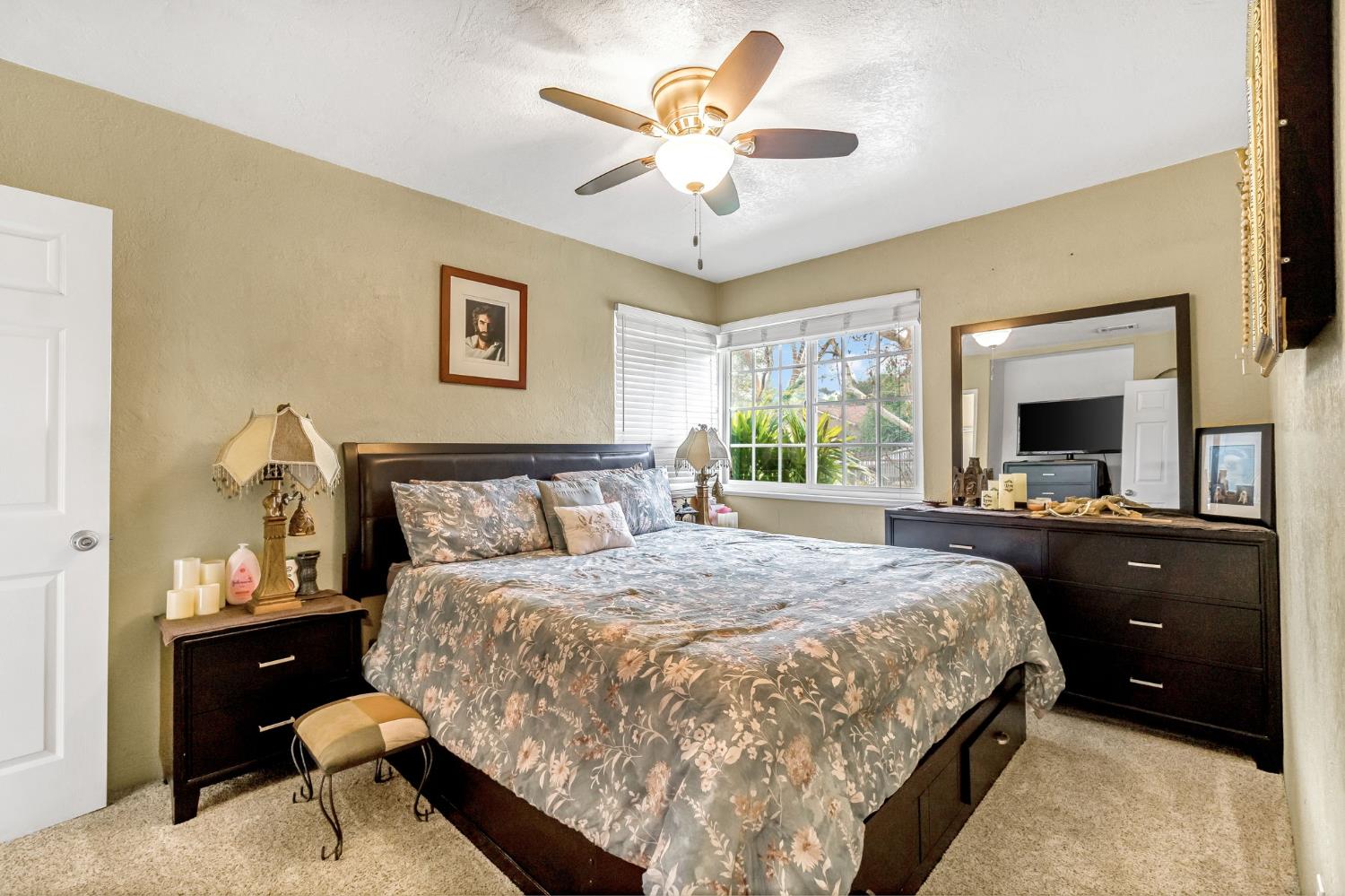 907 S Rogers Ln, Fresno, CA 93727