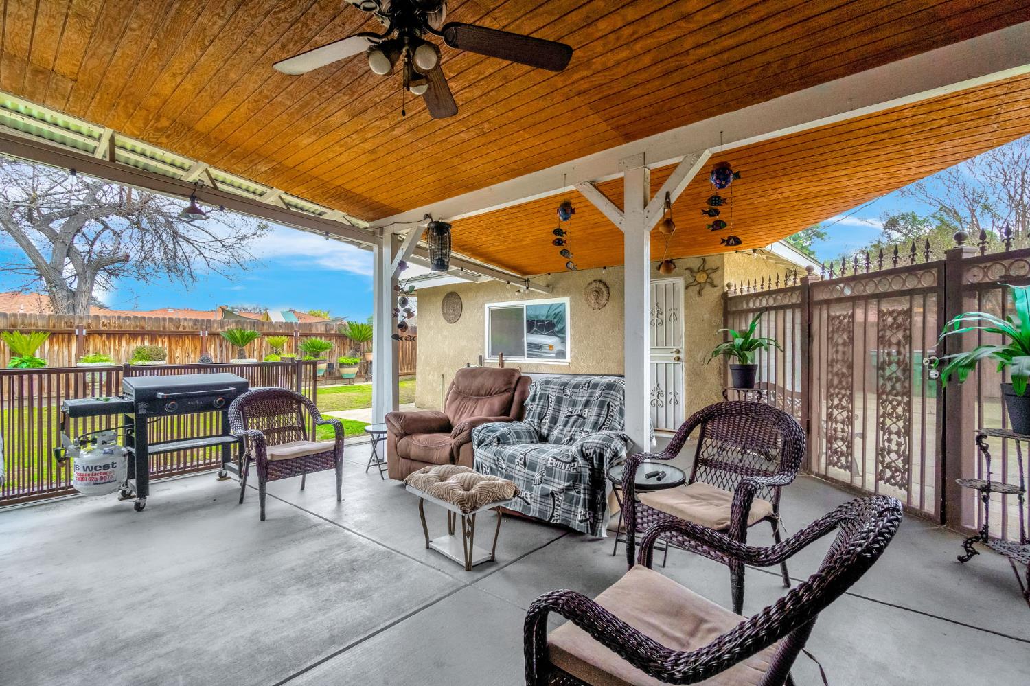 907 S Rogers Ln, Fresno, CA 93727