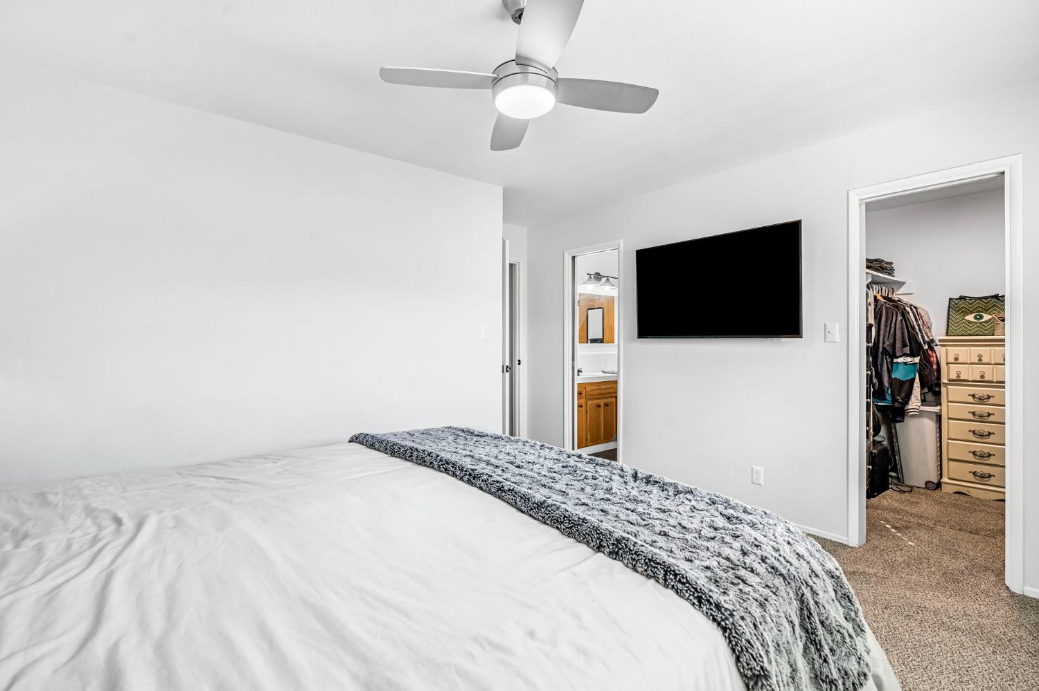 1263 E Ellery Ave, Fresno, CA 93710