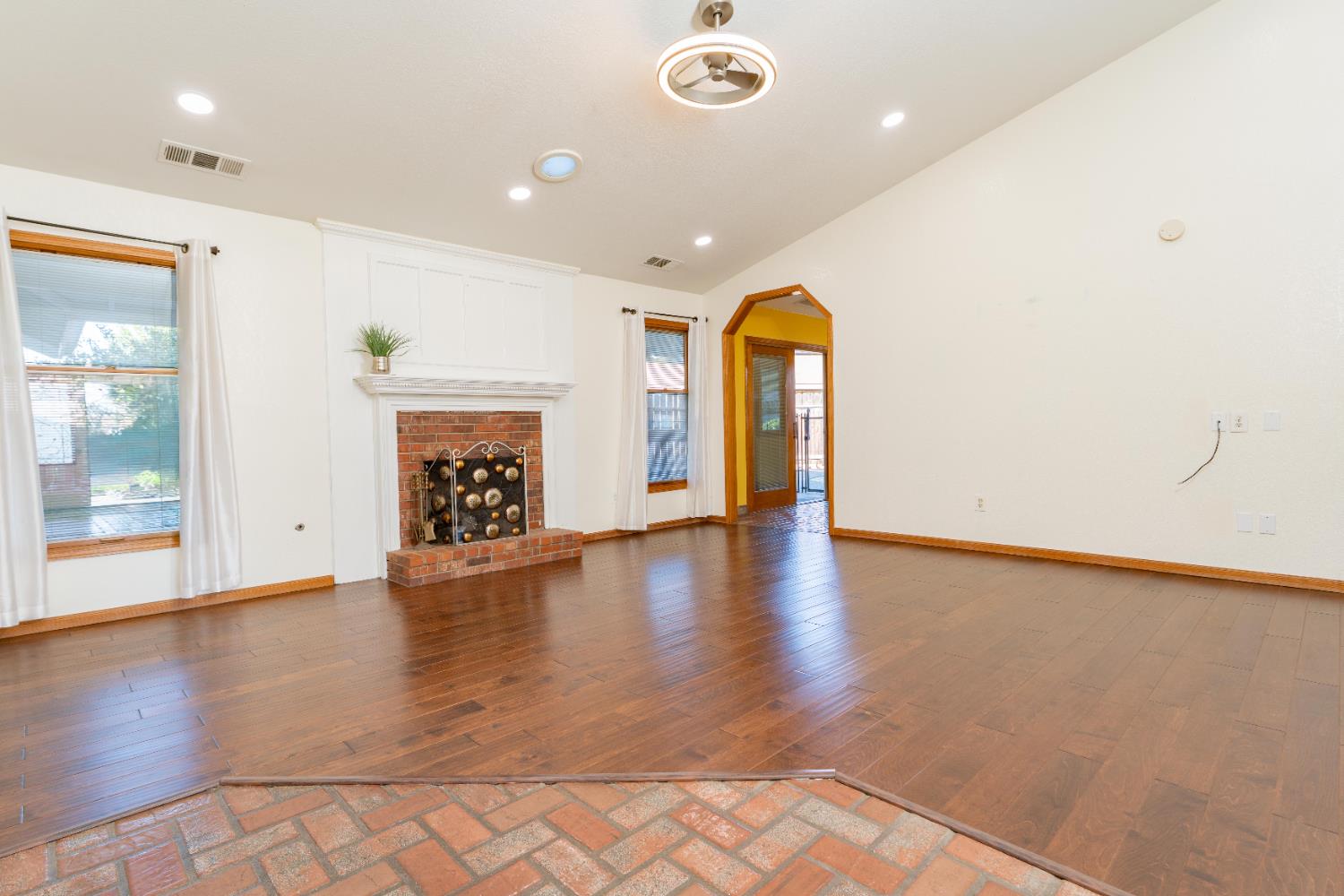 2054 Irving Cir, Tulare, CA 93274