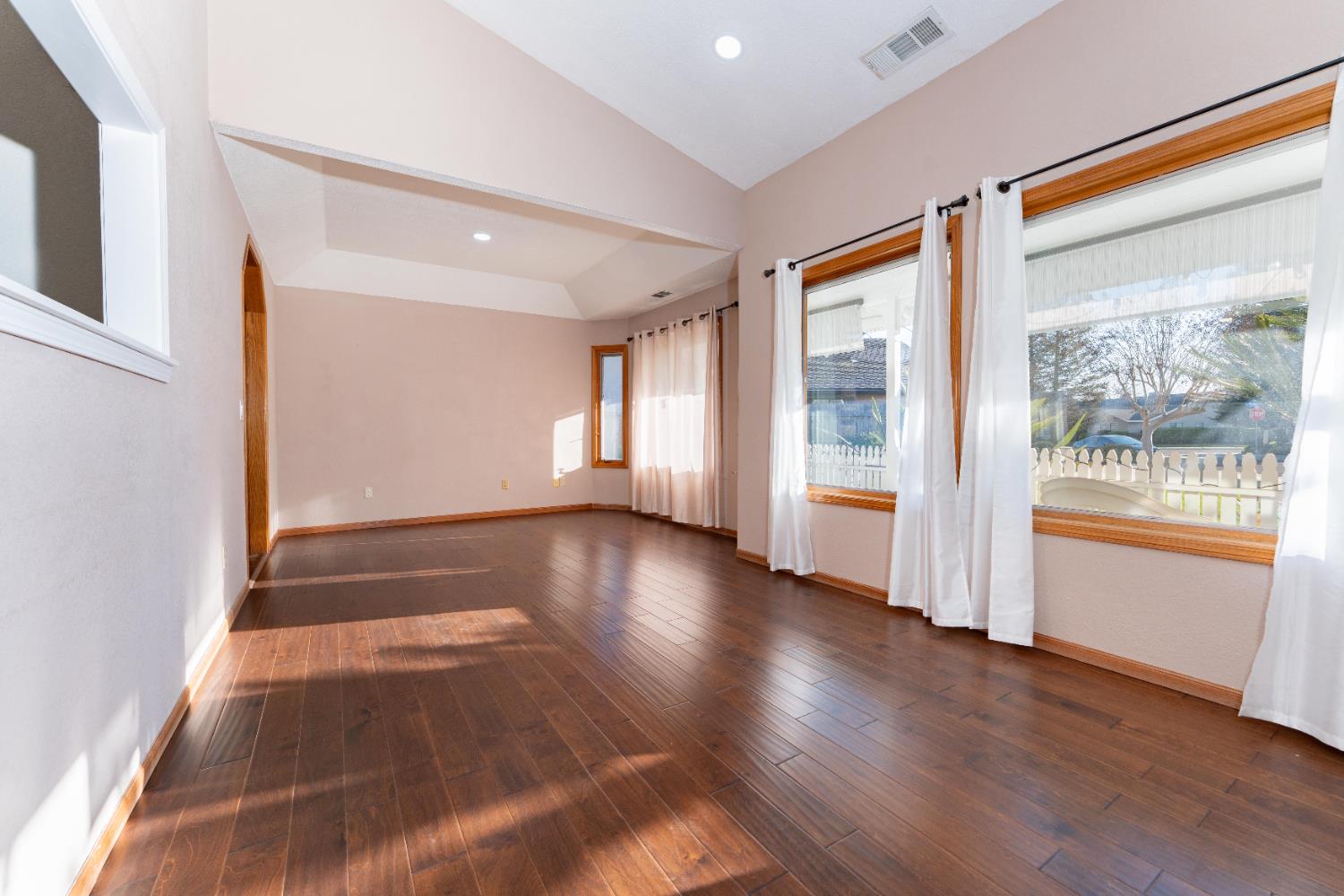 2054 Irving Cir, Tulare, CA 93274