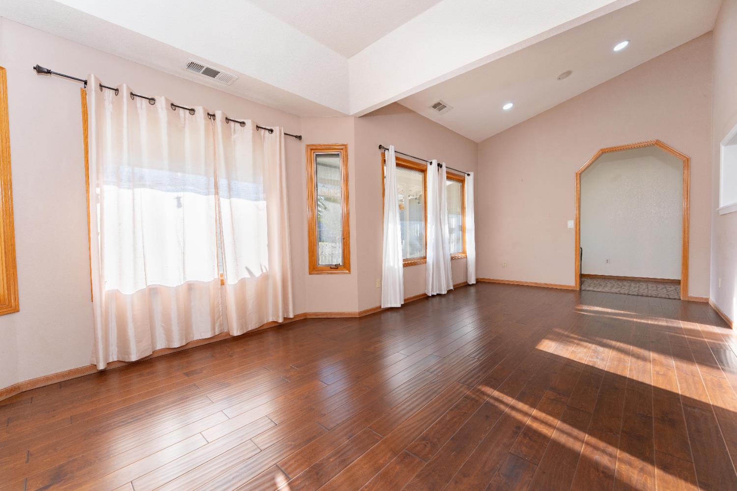 2054 Irving Cir, Tulare, CA 93274