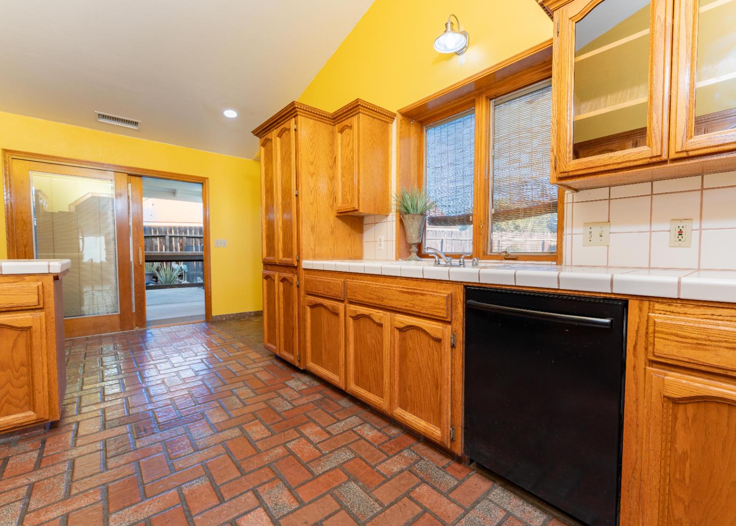 2054 Irving Cir, Tulare, CA 93274