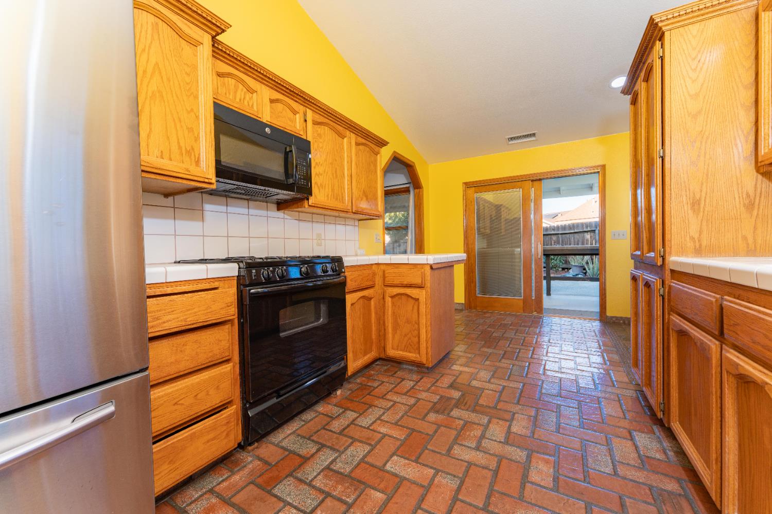 2054 Irving Cir, Tulare, CA 93274