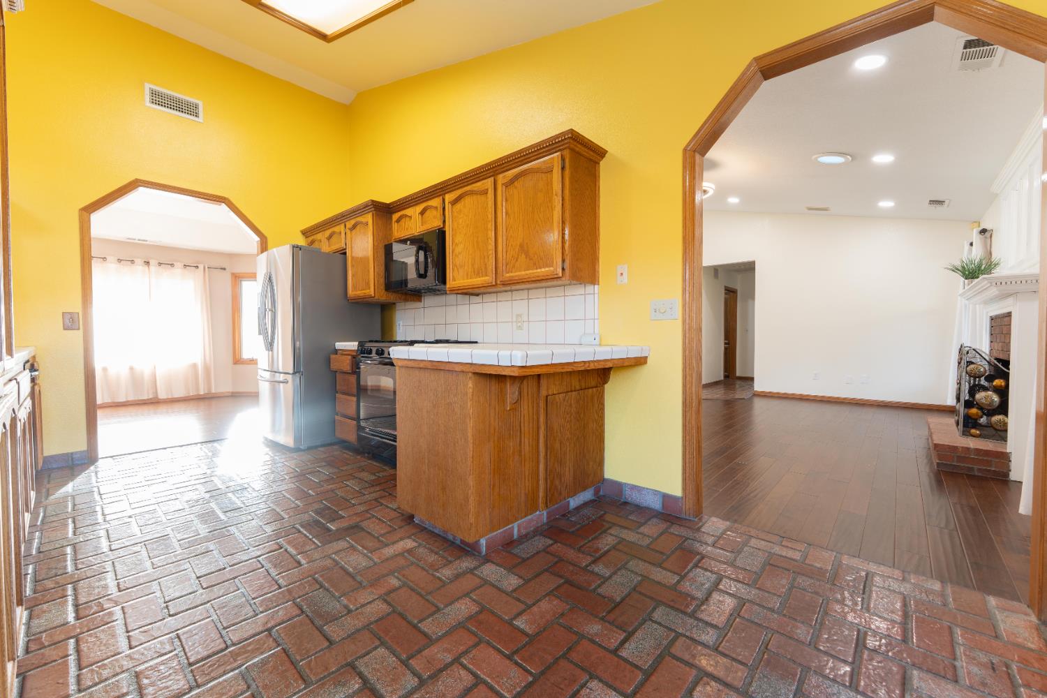 2054 Irving Cir, Tulare, CA 93274