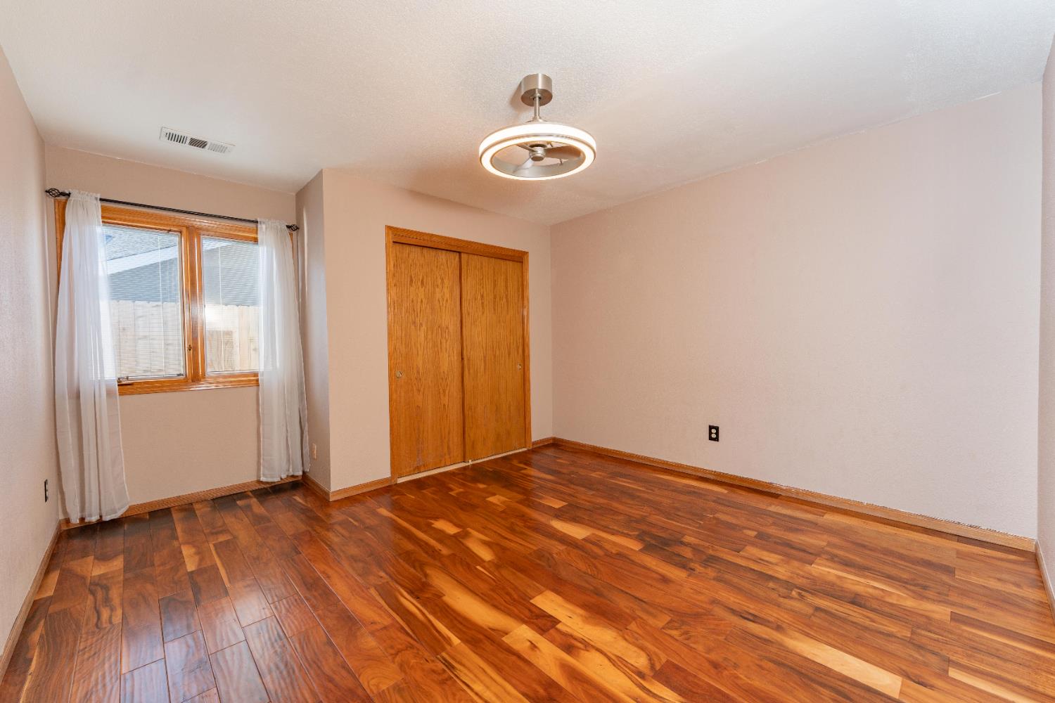 2054 Irving Cir, Tulare, CA 93274