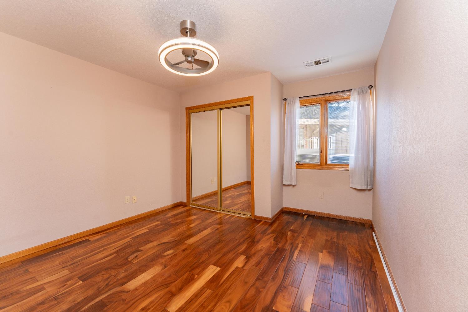 2054 Irving Cir, Tulare, CA 93274