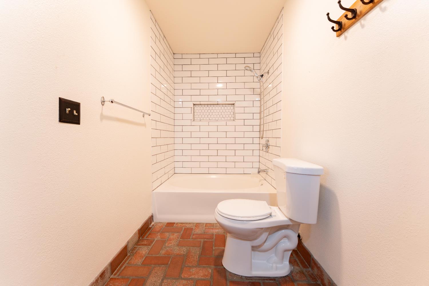 2054 Irving Cir, Tulare, CA 93274