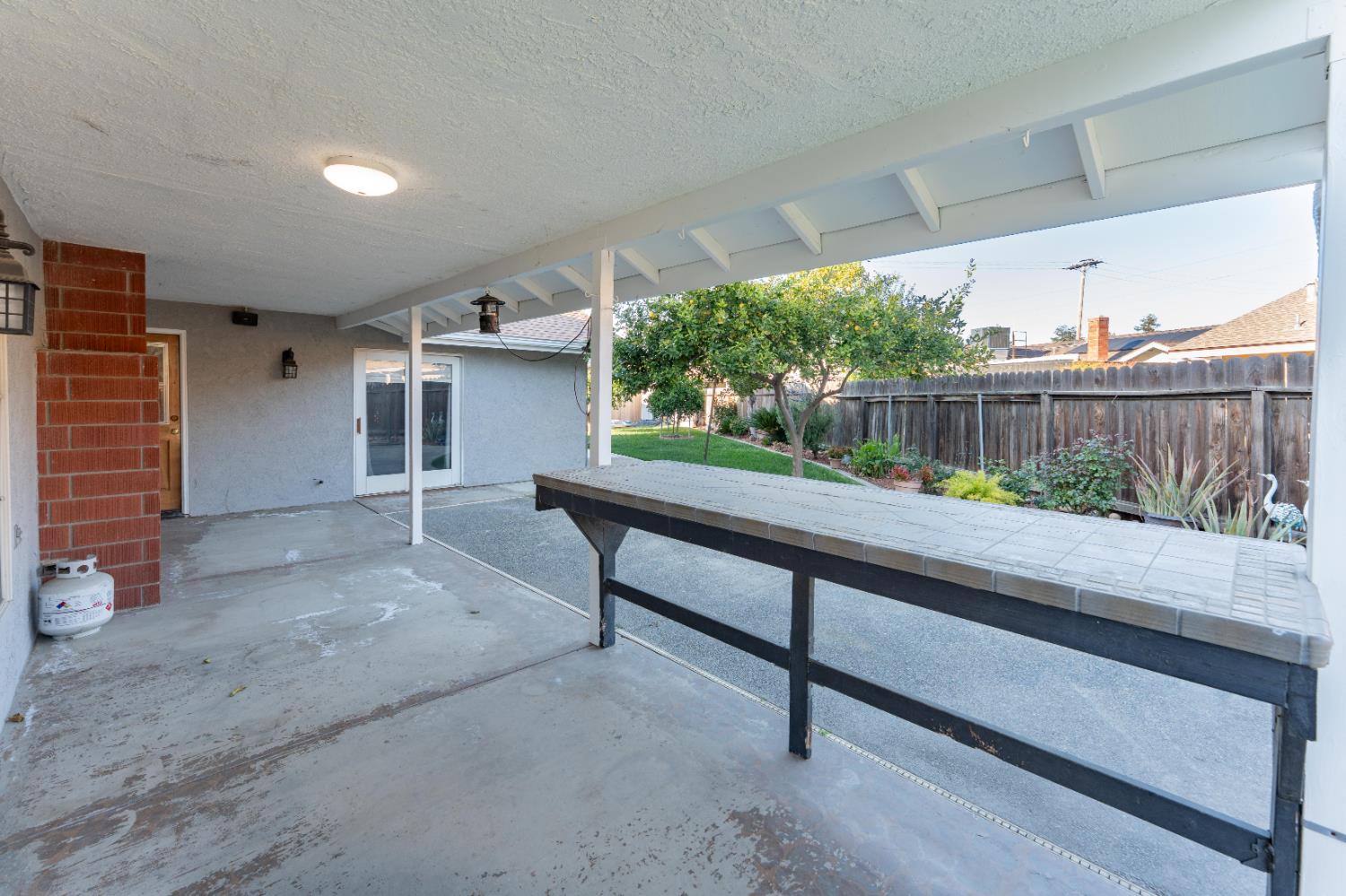 2054 Irving Cir, Tulare, CA 93274