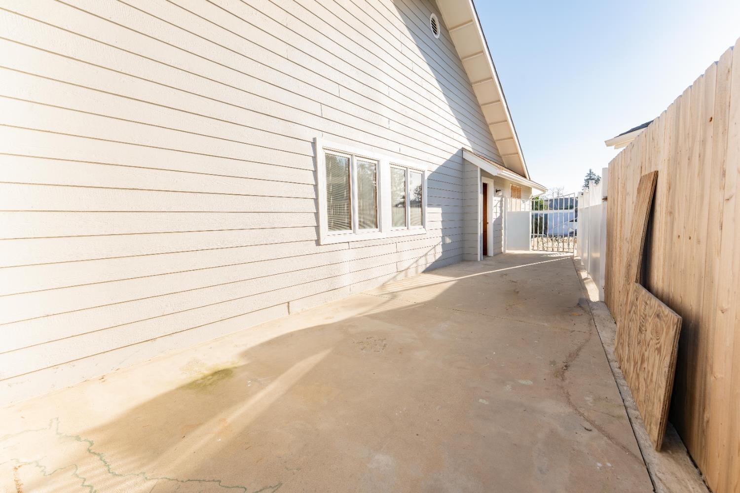 2054 Irving Cir, Tulare, CA 93274