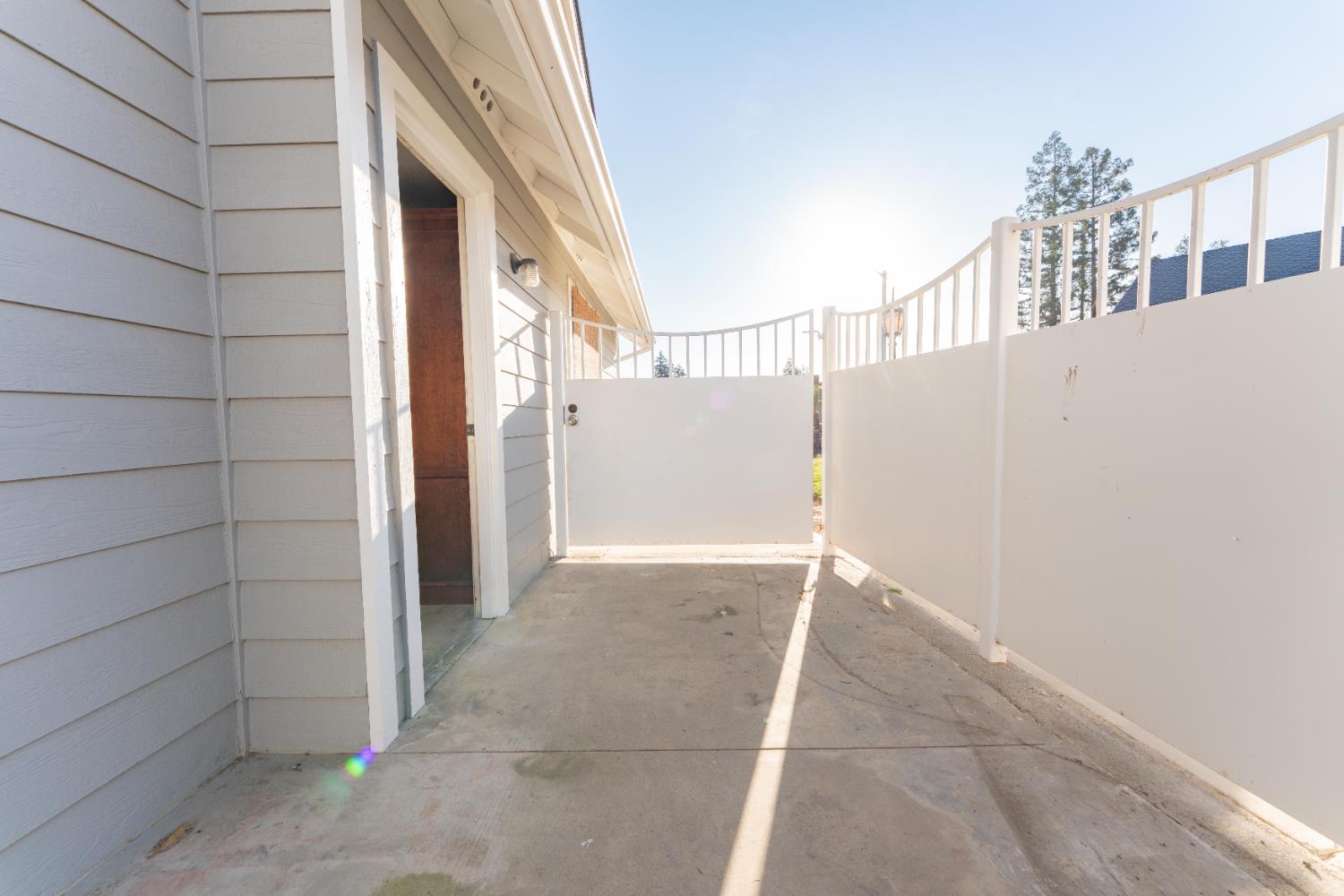 2054 Irving Cir, Tulare, CA 93274