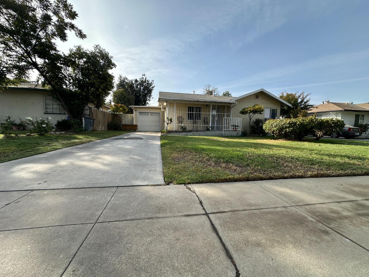 915 W Fountain Way, Fresno, CA 93705