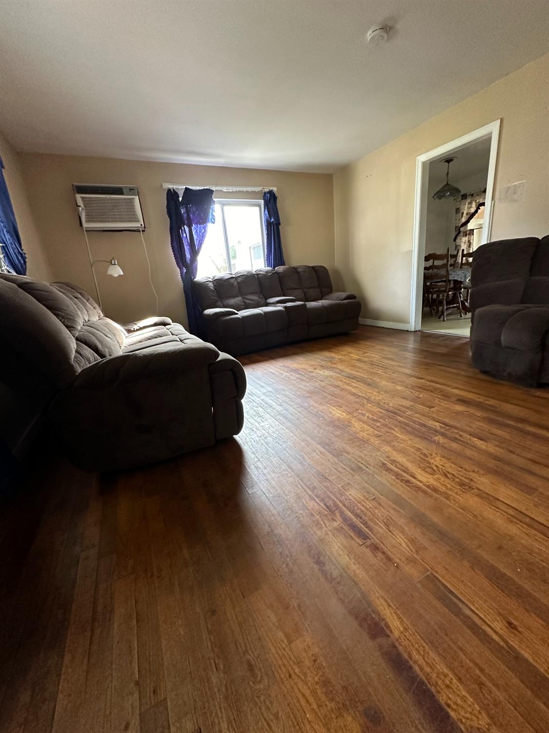 915 W Fountain Way, Fresno, CA 93705