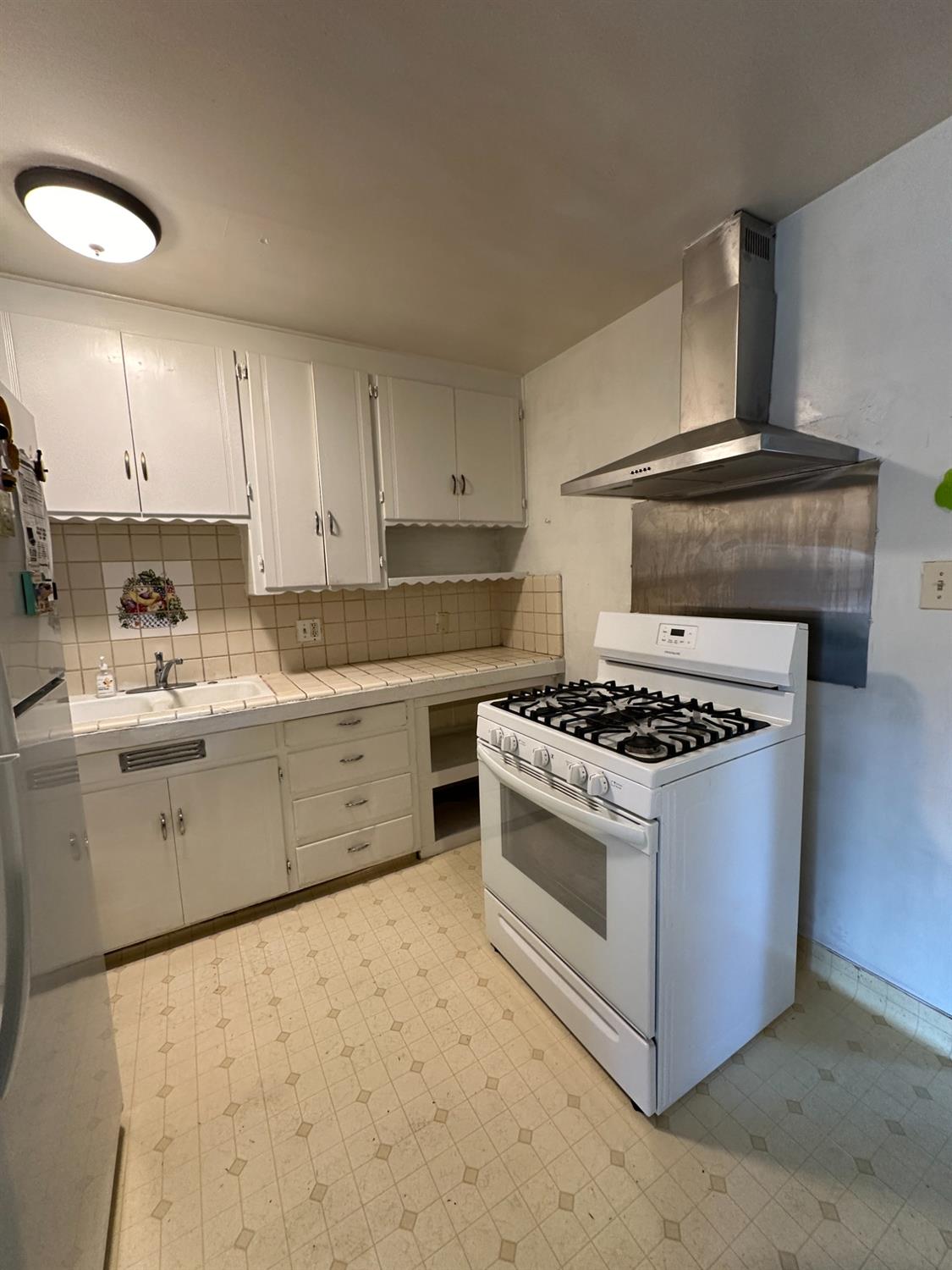 915 W Fountain Way, Fresno, CA 93705