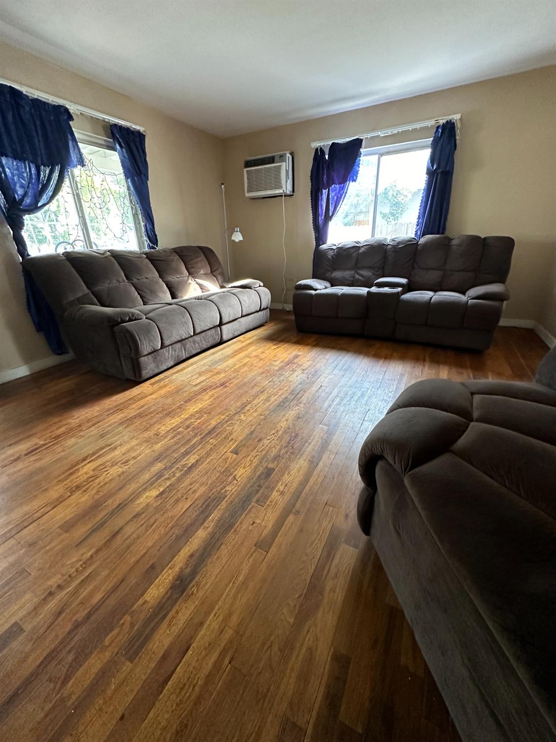 915 W Fountain Way, Fresno, CA 93705