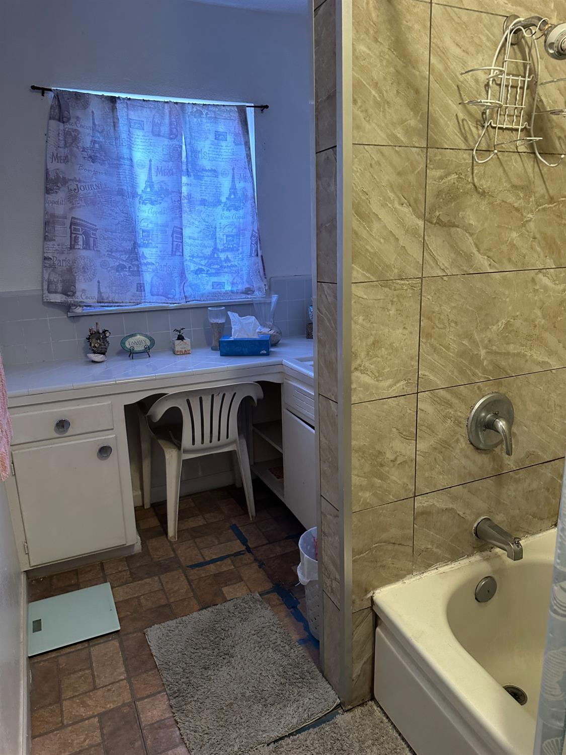 915 W Fountain Way, Fresno, CA 93705