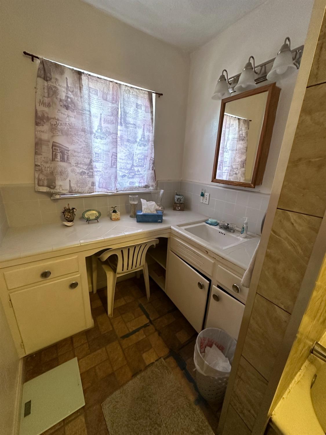 915 W Fountain Way, Fresno, CA 93705