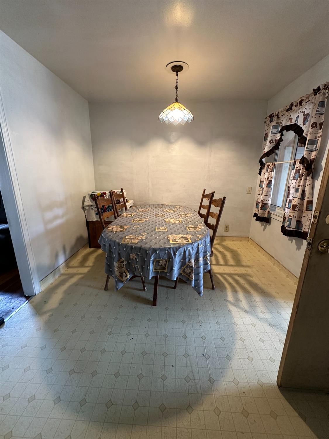 915 W Fountain Way, Fresno, CA 93705