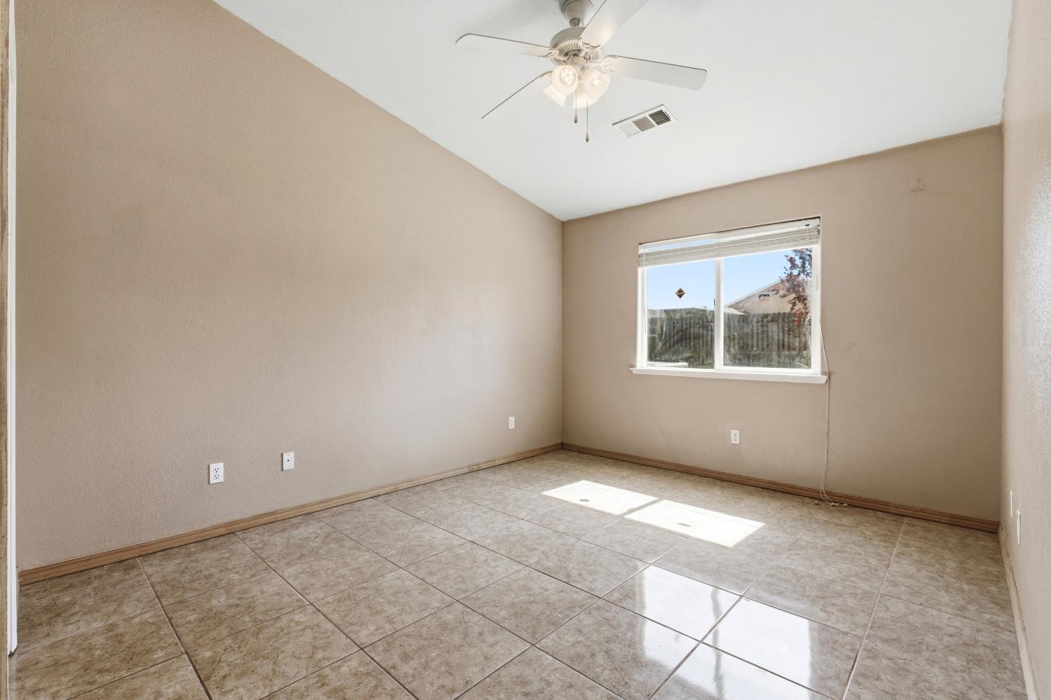 1623 Hudson Ave, Tulare, CA 93274