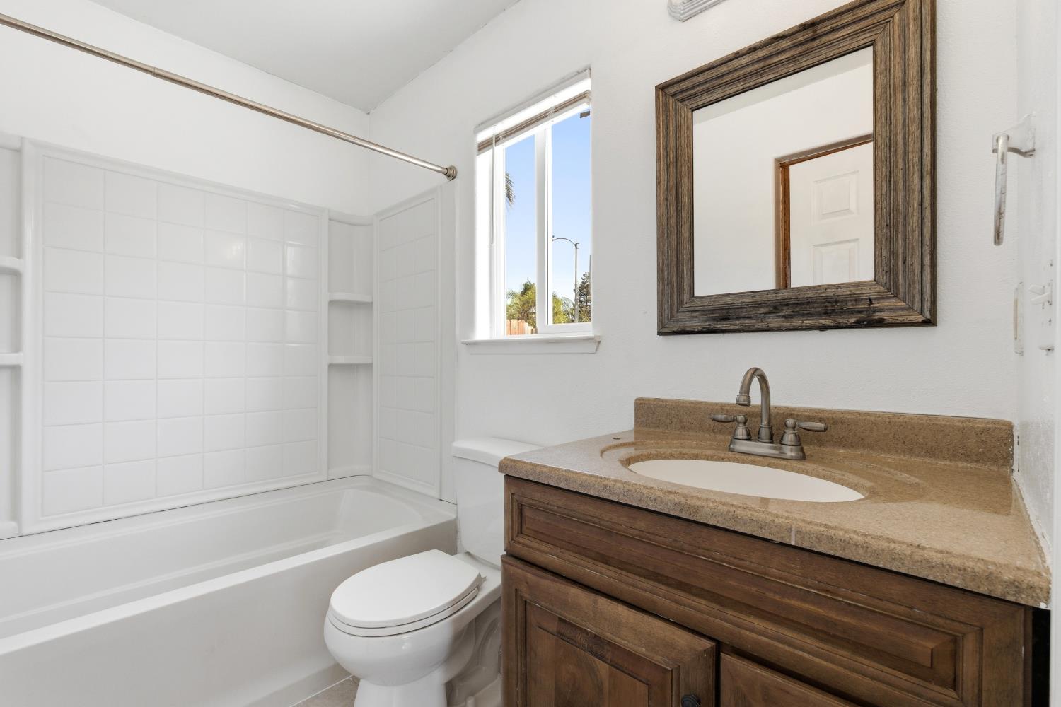 1623 Hudson Ave, Tulare, CA 93274