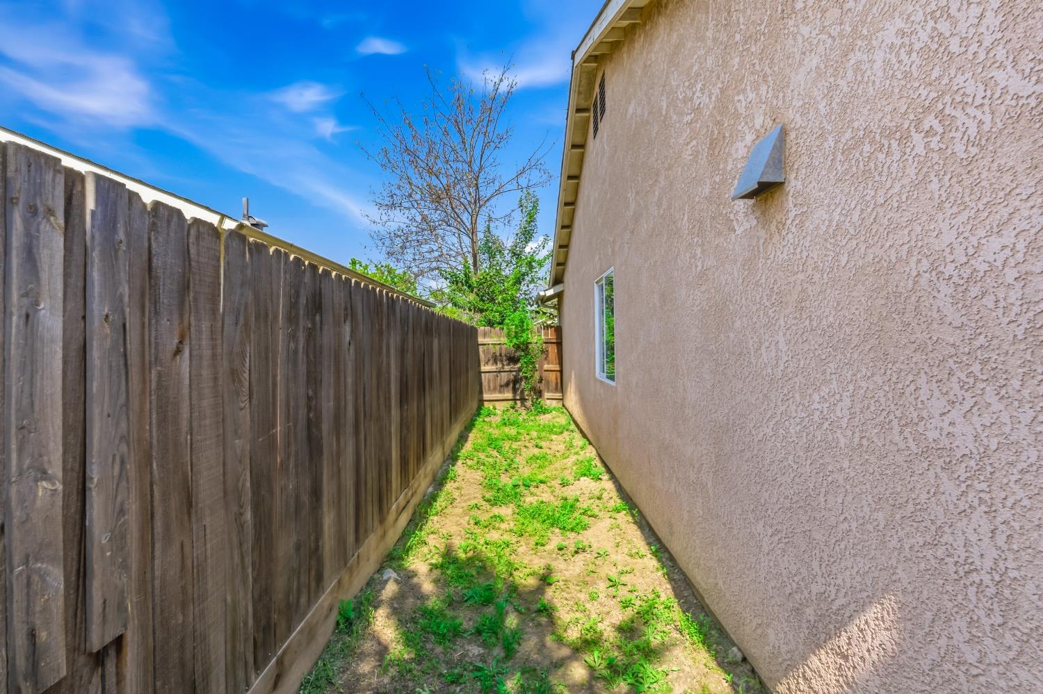 1623 Hudson Ave, Tulare, CA 93274