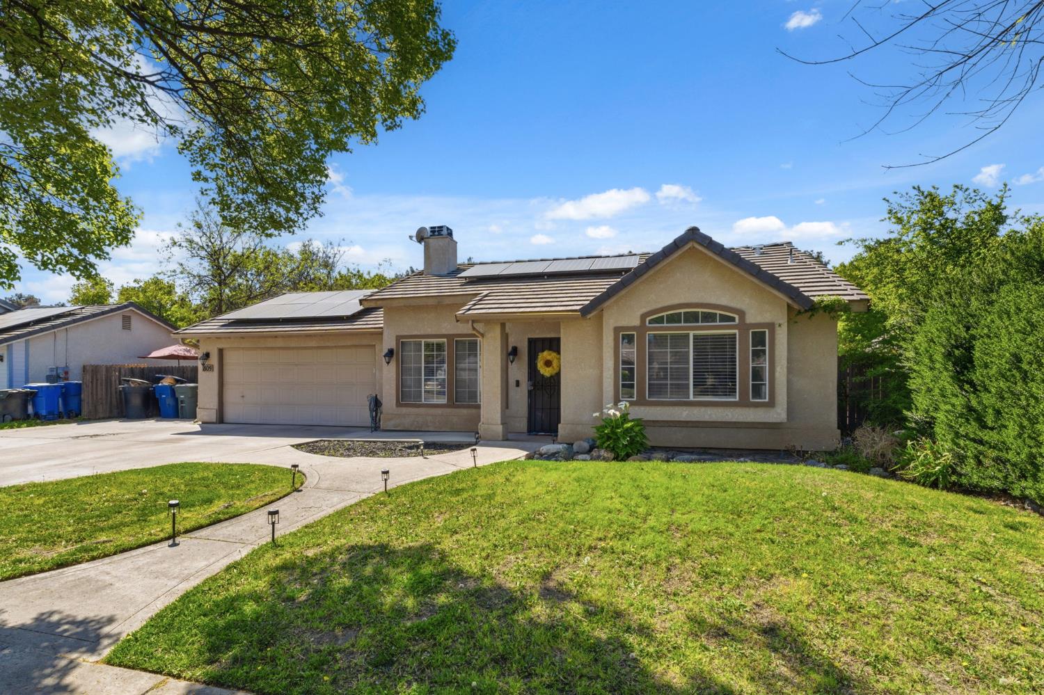 809 Wildwood Dr, Lemoore, CA 93245