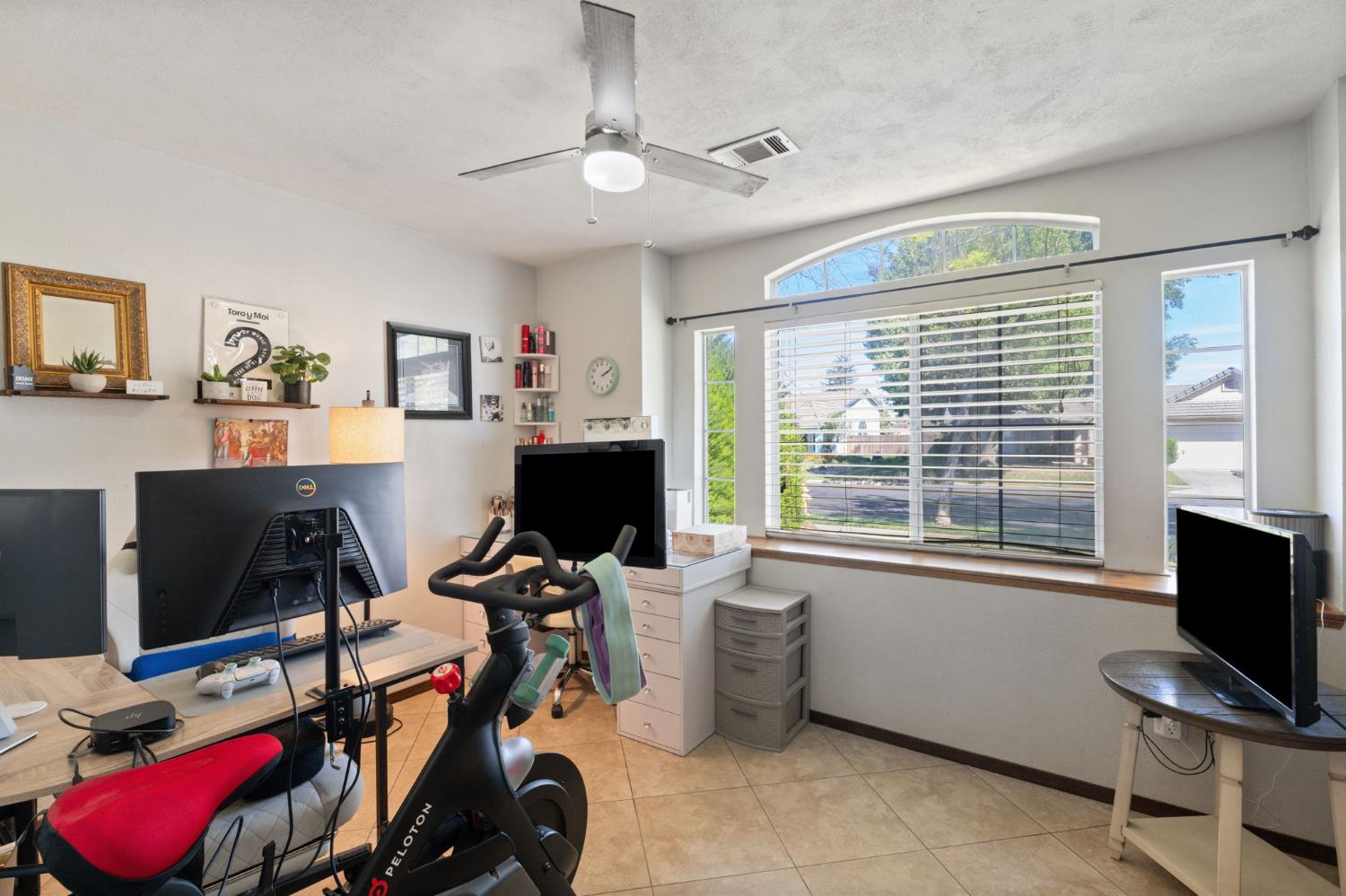 809 Wildwood Dr, Lemoore, CA 93245